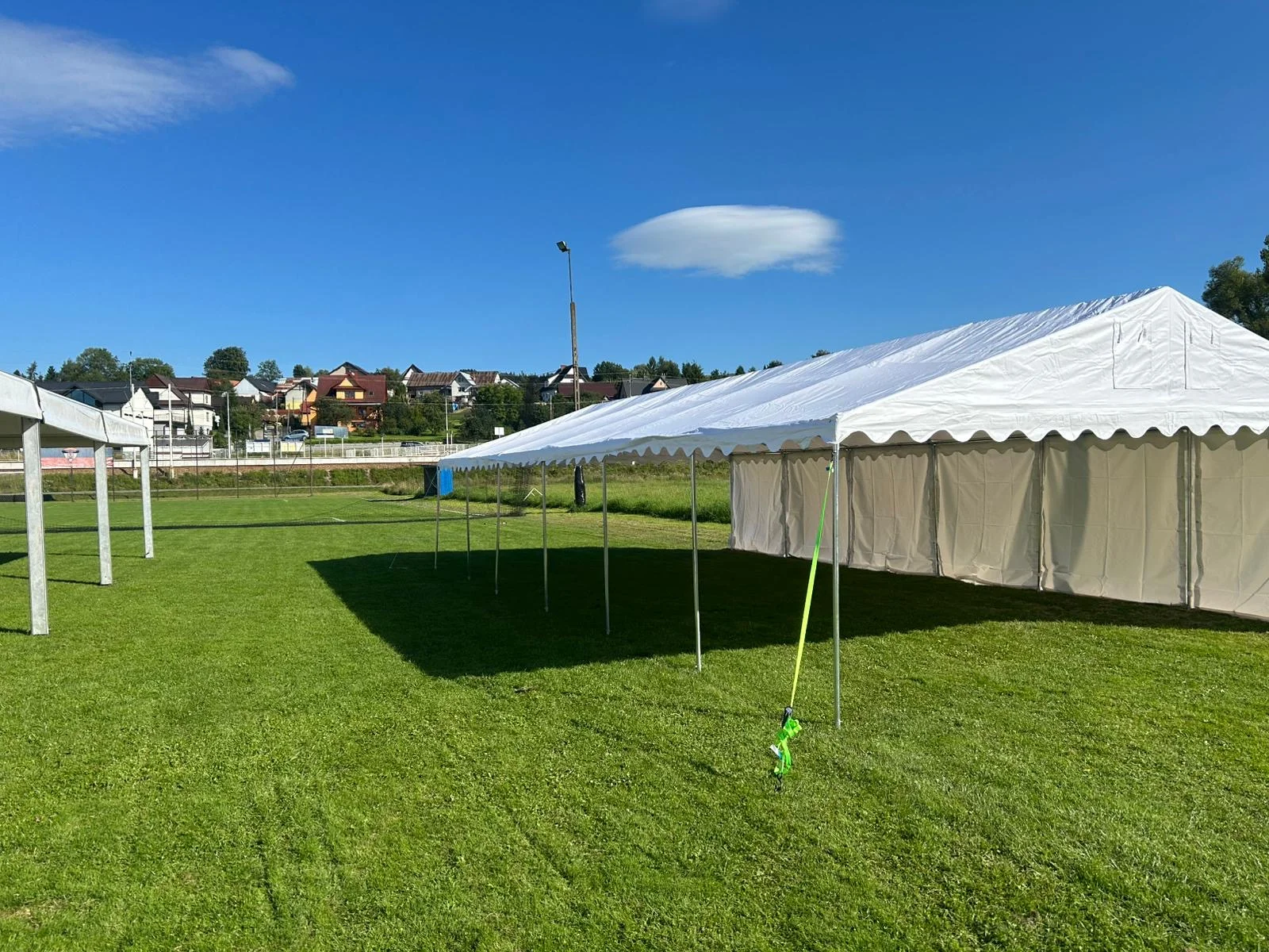 Namiot na festyn OSP — zestaw na boisku sportowym, główny 6×12m na scenę plus ekspresy na kramy