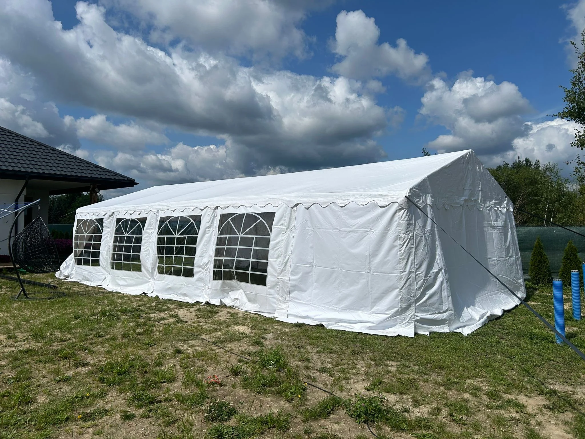 Wynajem namiotu na komunię — realizacja 5×10m w prywatnym ogrodzie, 40-60 osób, pełny pakiet