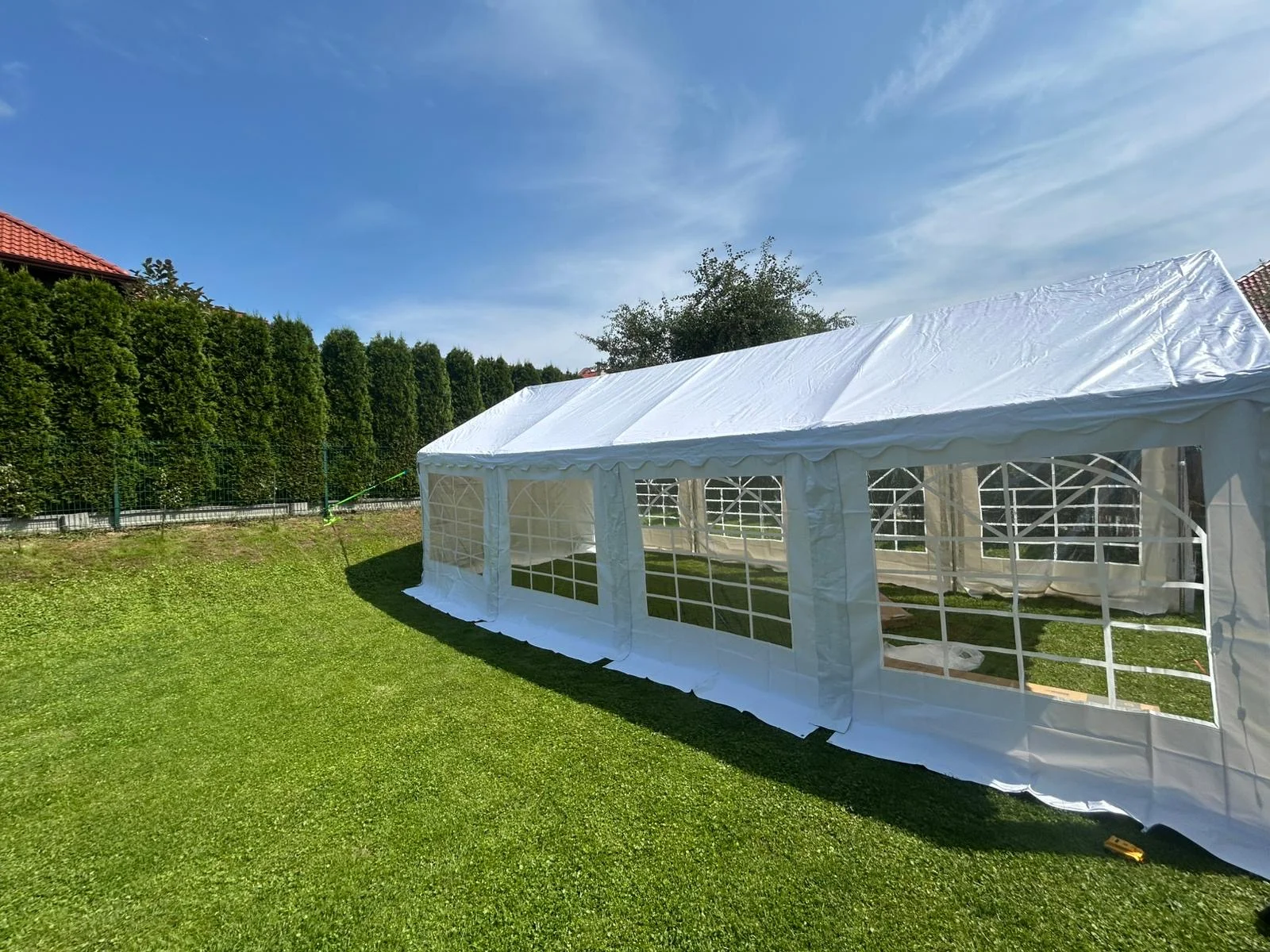 Namiot 4×8m w ogrodzie — kameralna uroczystość rodzinna, 30-50 osób, pakiet pełny